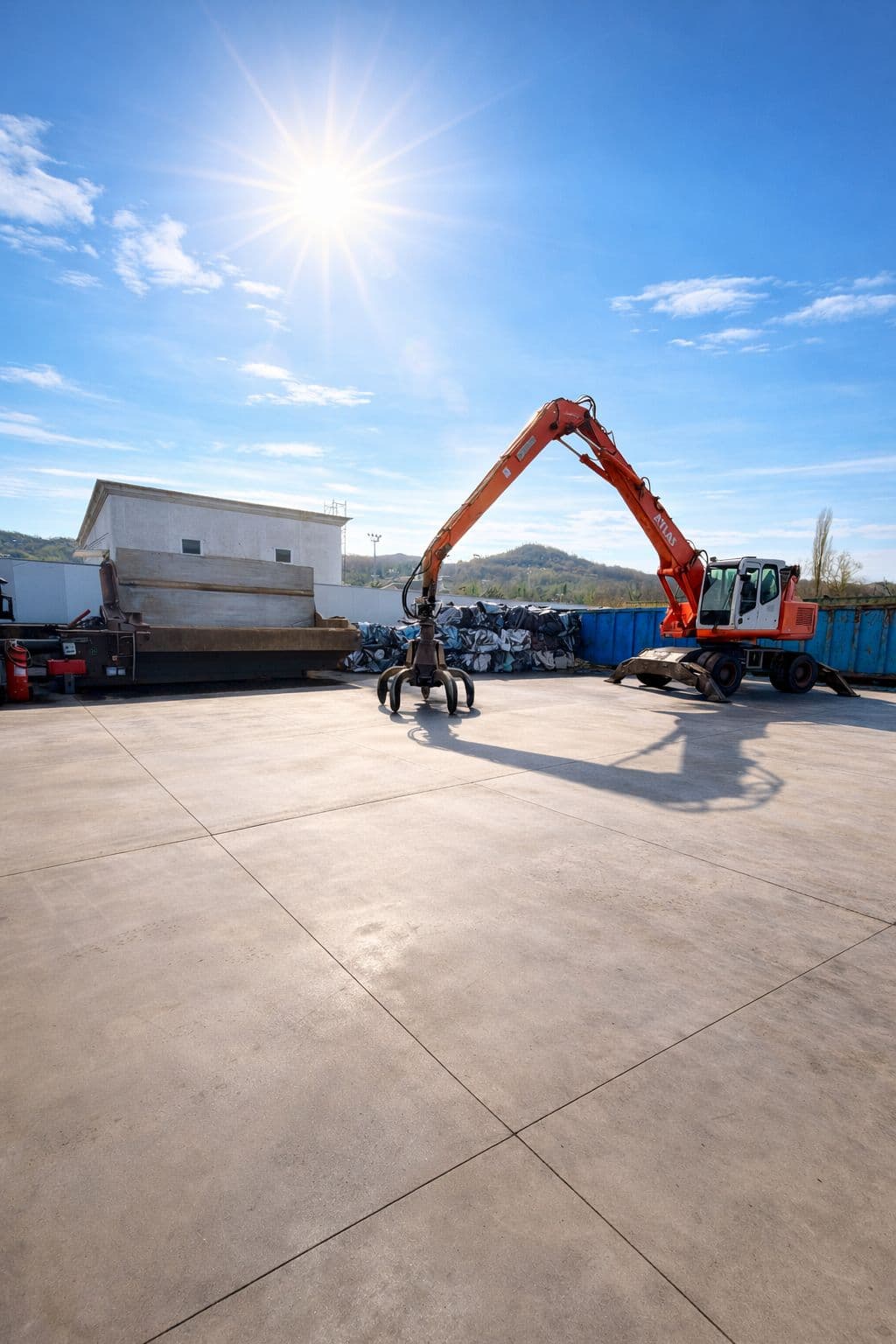 Piazzale con escavatore Atlas - Autodemolizioni Pisanelli